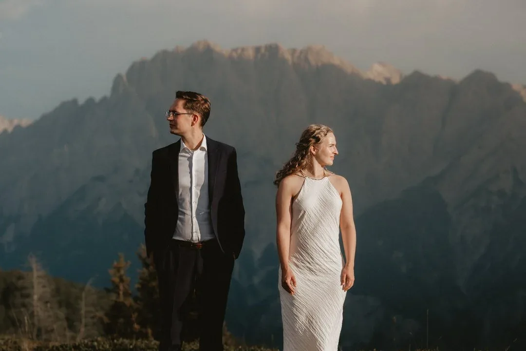 Brautpaar vor einem Bergpanorama in Österreich