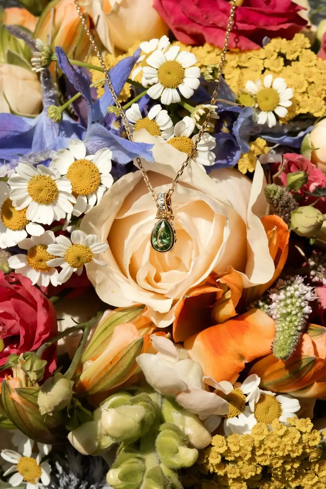Brautstrauß aus bunten Wildblumen, Detailaufnahme