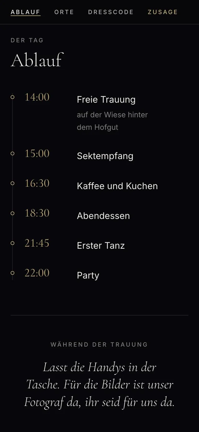 Beispiel einer Gästeseite: Ablauf als Zeitleiste mit goldenen Uhrzeiten, darunter der Hinweis, die Handys während der Trauung wegzulassen