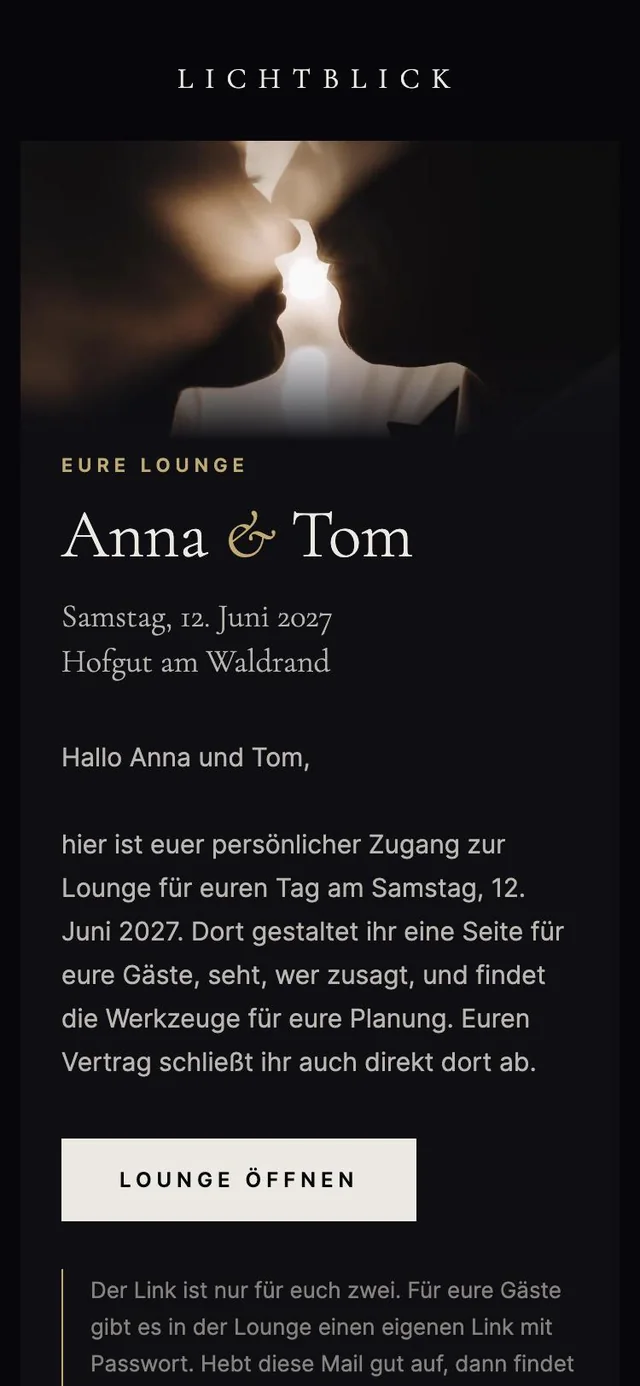 Willkommensmail am Handy: Foto im Gegenlicht, Eure Lounge, Anna und Tom, Datum und Ort, ein kurzer Text und der Knopf Lounge öffnen