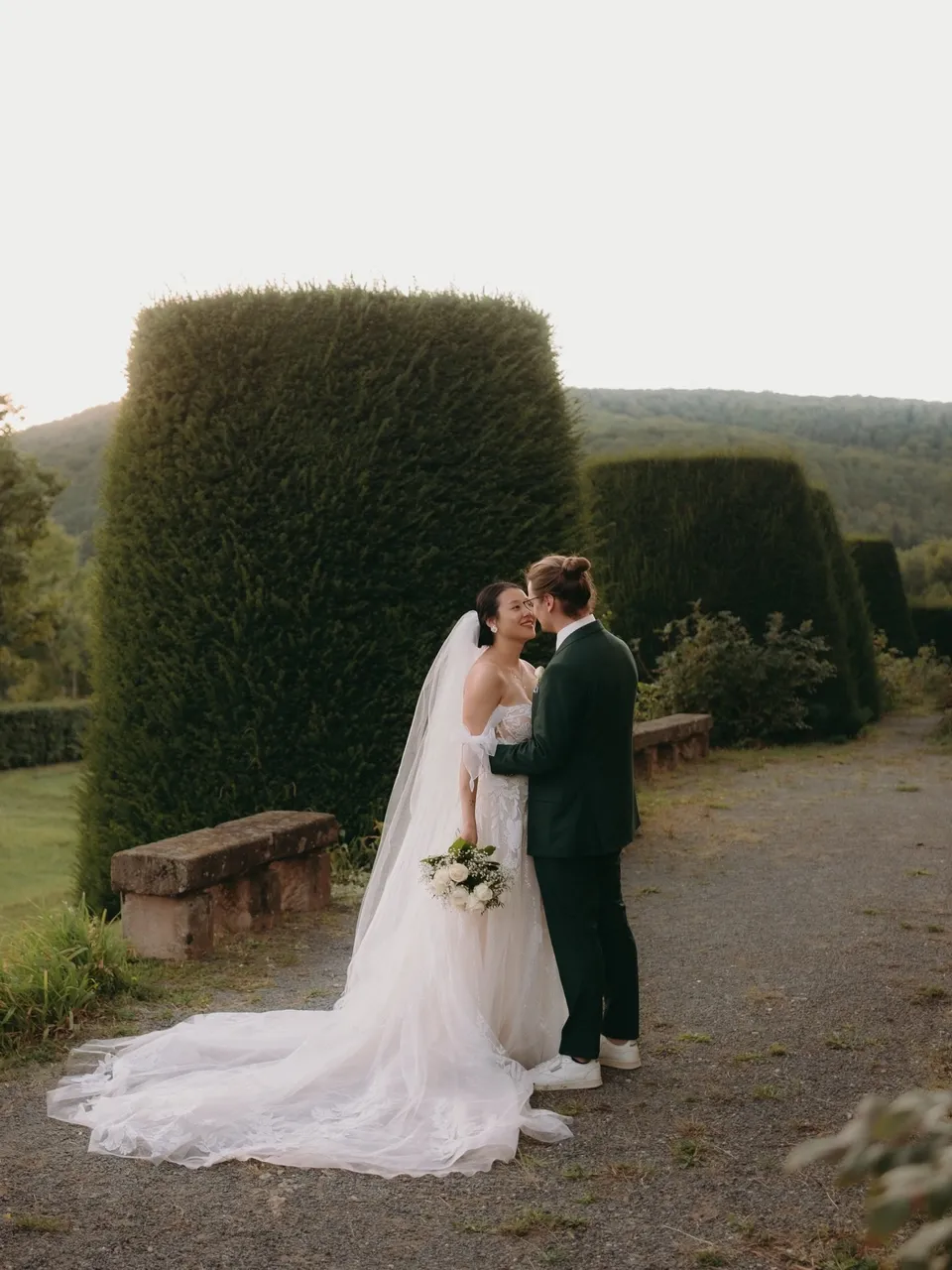 Brautpaar in den Eibengängen im Abendlicht