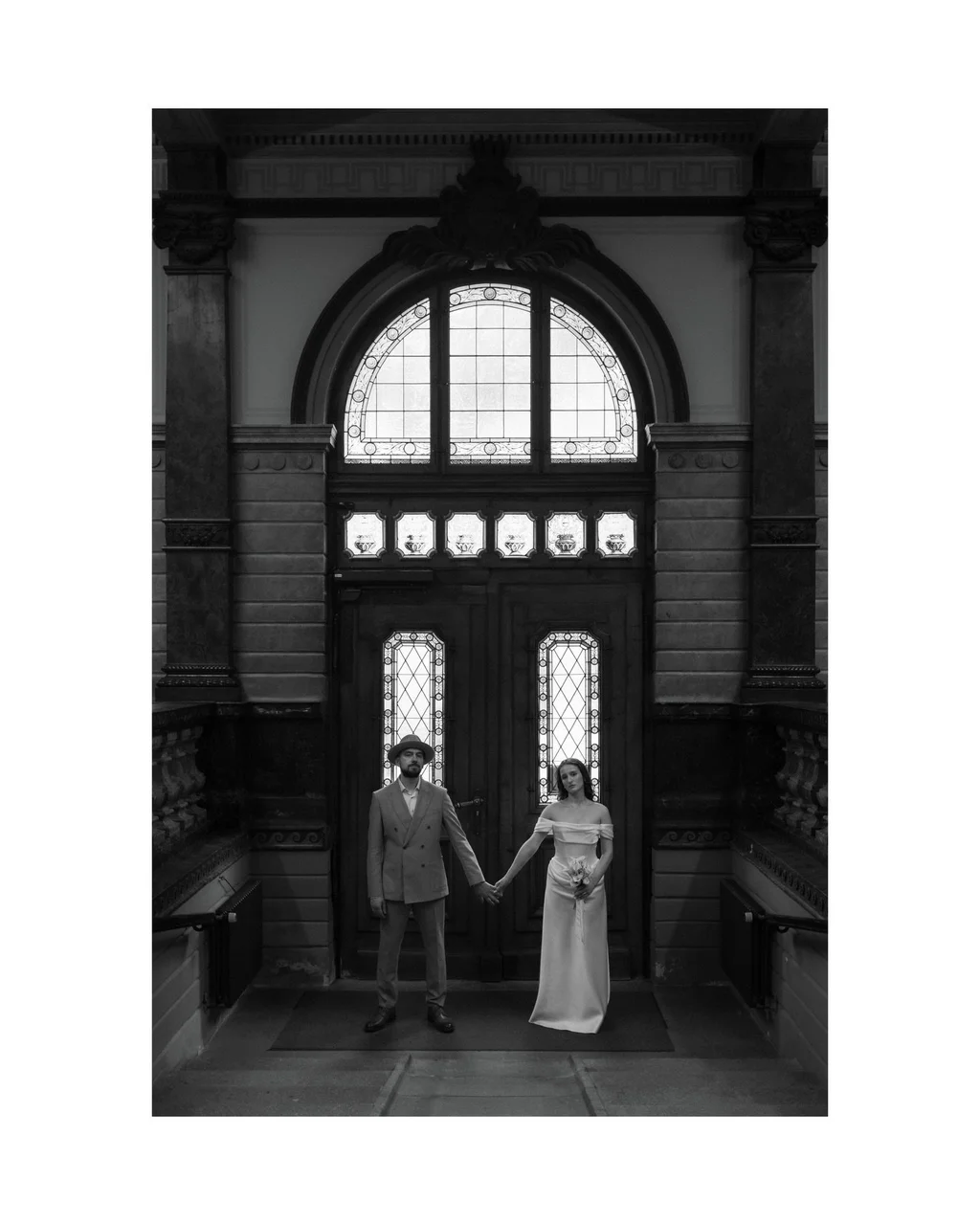 Brautpaar an historischer Holztür des Standesamts