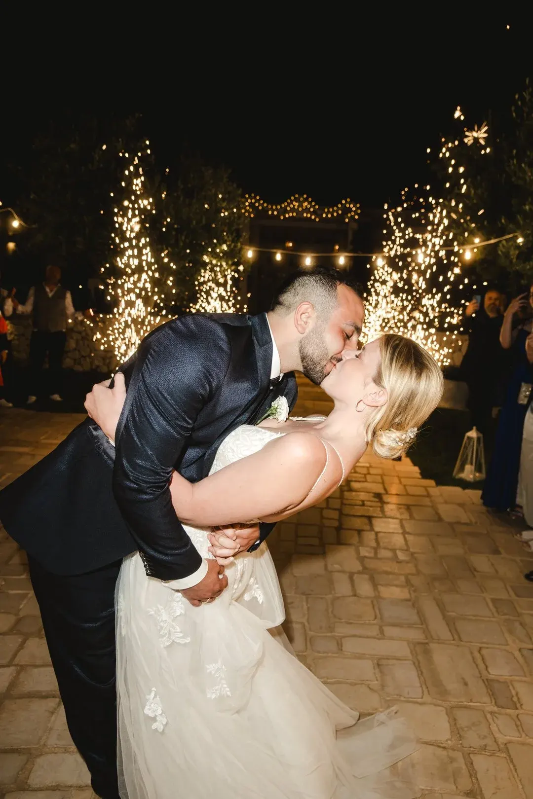 Brautpaar Kuss bei Nacht
