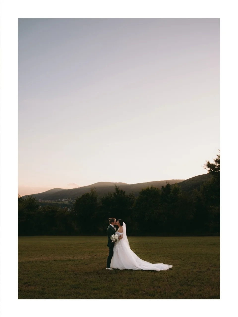 Brautpaar Kuss auf weiter Wiese