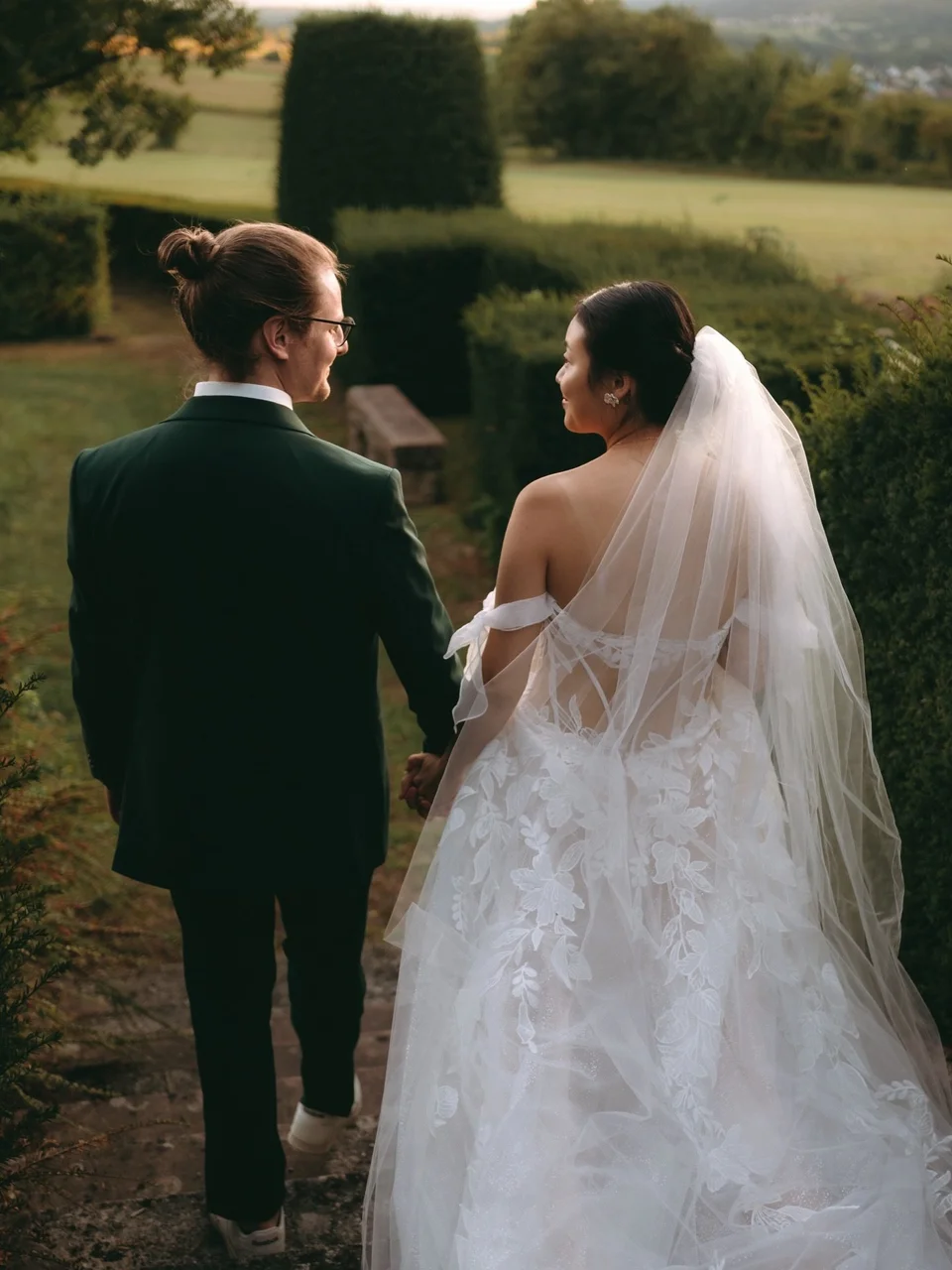 Brautpaar von hinten im Gutspark