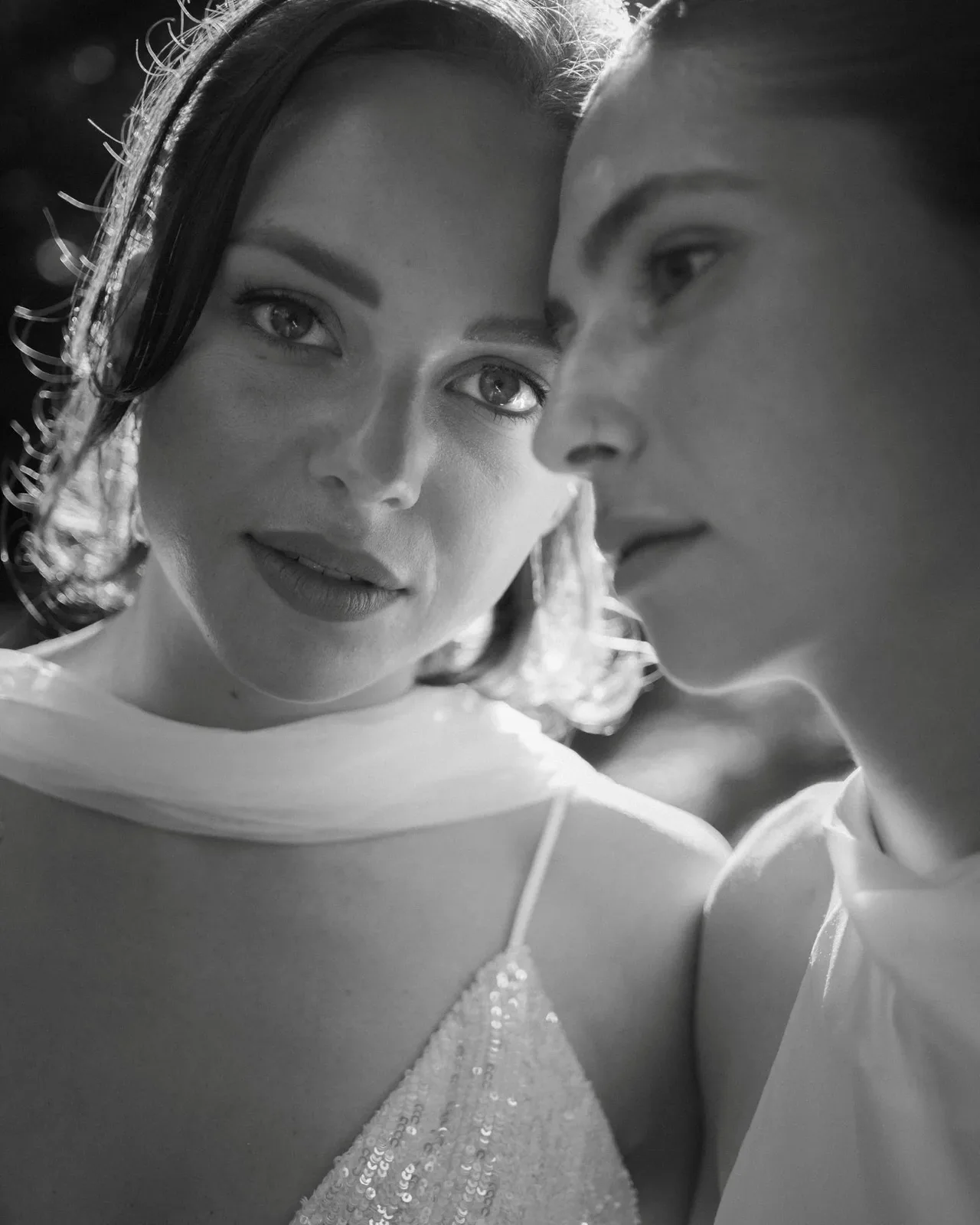 Gleichgeschlechtliches Brautpaar, Nahaufnahme Schwarzweiß