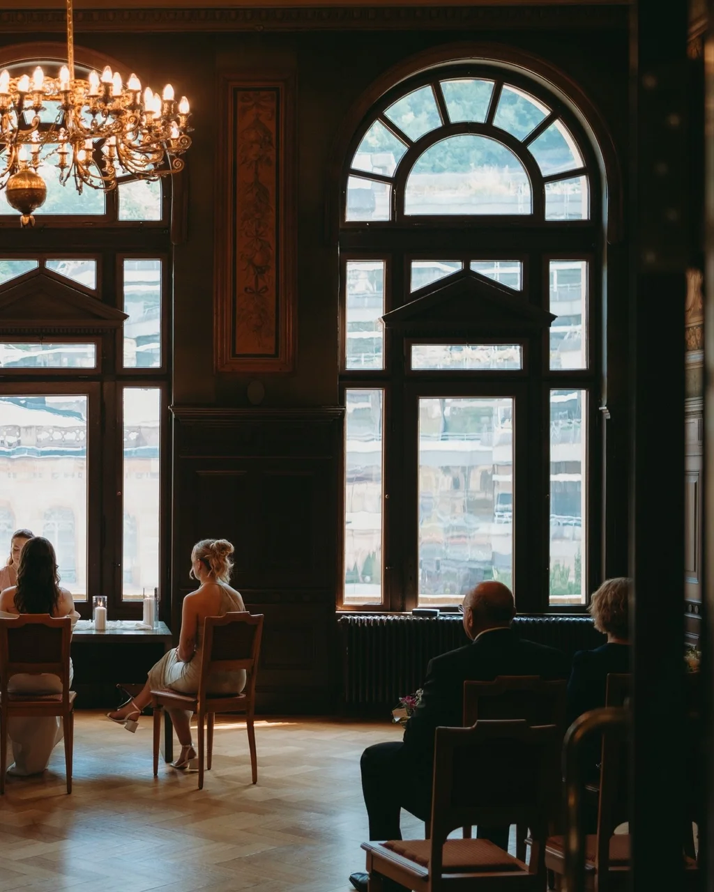 Standesamt Trauzimmer mit Kronleuchter und Bogenfenstern